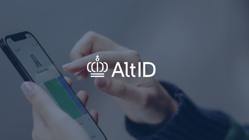 AltID i brug — en hånd holder en telefon med AltID-appen åben